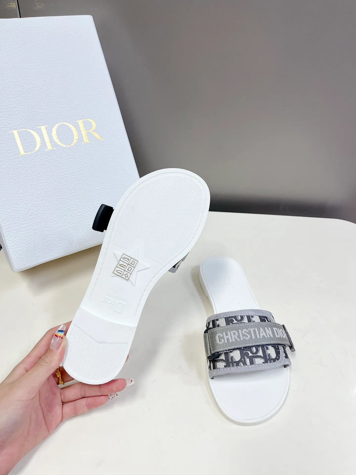 👟👟Ex-factory price 360👟👟 Dior classic Dior Velcro buckle sandals. The high version of the GO original version is perfectly reproduced. The most popular color matching fabric. Super layered. The original molded high-end TPU outsole✔️very comfortable and easy to walk. The upper materials are all original customized, 3D electric embroidered three-dimensional cloth surface. Very versatile. A must-have for lazy people in summer. The original full set of packaging code number: 35-40